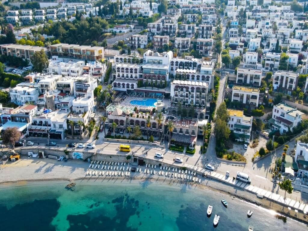 Diamond of Bodrum kuşbakışı — deniz, plaj ve havuz